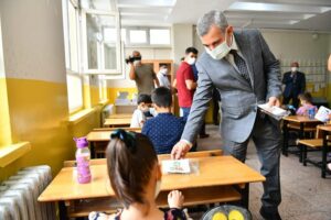 Başkan Çınar’dan Öğrencilere Hediye