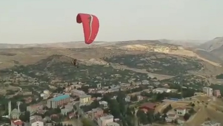 Yamaç Paraşütü Denemesi Başarıyla Gerçekleşti Arapgir Belediyesi, ilçenin alternatif
