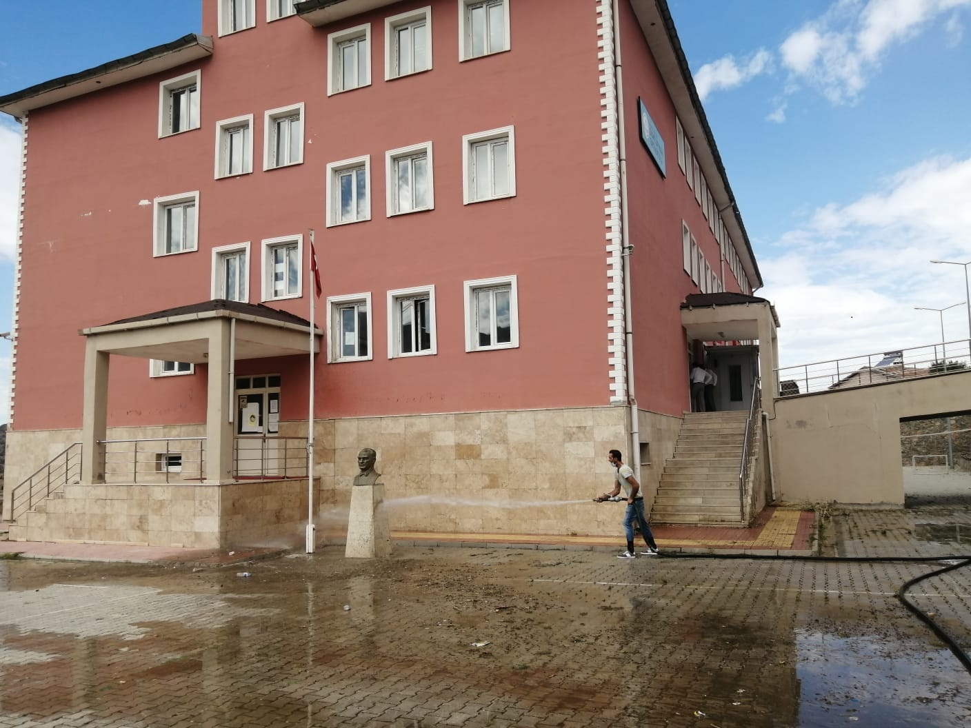 Pütürge’de Dezenfekte Çalışmaları Devam Ediyor Koronavirüs tedbirleri kapsamında ülke