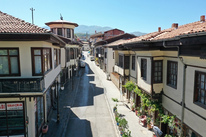 Cephe Sağlıklaştırma Projeleri Beğeni Topladı Yeşilyurt’un tarihi bölgelerinden Çırmıhtı