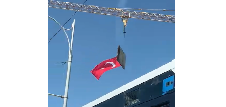 Malatya’da TOKİ İşçilerinden Anlamlı Davranış: Kule Vince Türk Bayrağı Astılar